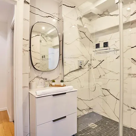 Spacious Center Of Montmartre Apartment Paris