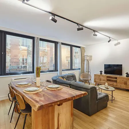 Spacious Center Of Montmartre Apartment Paris