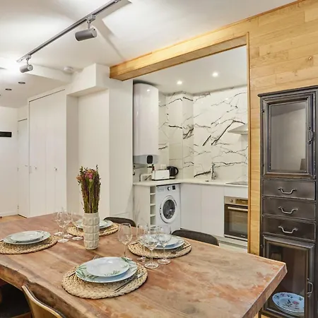 Spacious Center Of Montmartre Apartment